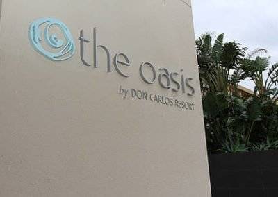 Señalización parcial del Nuevo Hotel Oasis junto Don Carlos Marbella
